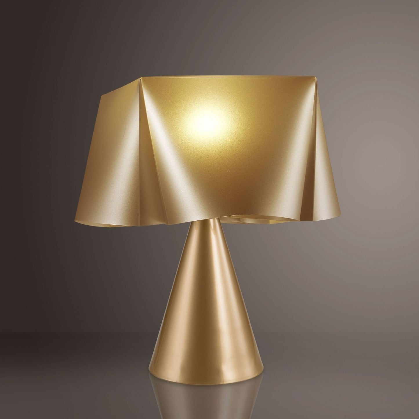 Neue Goldkegel-Tischlampe aus Kunststoff cm. 28 x 32h